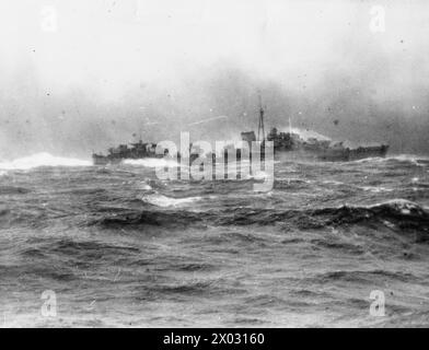 IL CONVOGLIO DA ALESSANDRIA A MALTA INCONTRA E INGAGGIA LE NAVI DA GUERRA ITALIANE. 22 MARZO 1942, A BORDO DELLA HMS JERVIS. - La HMS LEGION si apre con le pistole attraverso la cortina fumogena Foto Stock