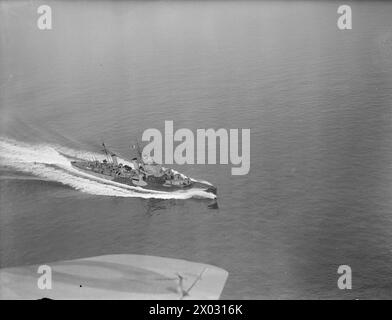 Il 1o agosto 1942, la HMS Argonaut fu fotografata a vapore ad alta velocità, dimostrando le capacità operative dell'incrociatore. Foto Stock