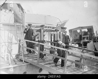 NORE C-IN-C VISITA IL SOTTOCOMANDO DI HARWICH. 20 LUGLIO 1943. AMMIRAGLIO SIR JOHN C TOVEY, KCB, KBE, DSO, NUOVO C-IN-C NORE, HO FATTO UNA VISITA NON CERIMONIALE AL SOTTOCOMANDO DI HARWICH. FU ACCOMPAGNATO NEL SUO TOUR DAL CONTRAMMIRAGLIO H H ROGERS, MVO, OBE. - Ammiraglio Sir John Tovey seguito dal contrammiraglio H H Rogers che lasciò la HMS MACKAY Foto Stock