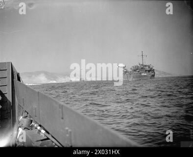 Il 15 e 16 agosto 1944, nei pressi di St Raphael, gli sbarchi nel sud della Francia coinvolsero attività di invasione in mare, con i carri armati delle Landing Ship che si avvicinavano alle spiagge attraverso schermi di fumo protettivi durante i bombardamenti nemici. Foto Stock