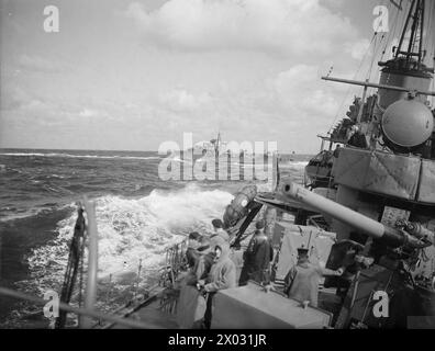 CACCIATORPEDINIERE IN MARE. 1940, A BORDO DI UN DESTROYER. - Il cacciatorpediniere HMS JAGUAR che sta manovrando in mare Foto Stock