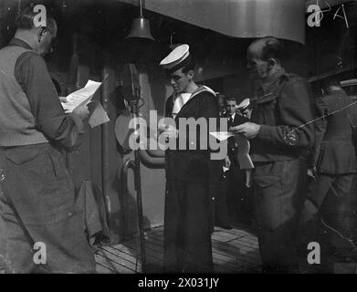 CLASSIFICAZIONE NAVALE CHE TRASMETTE PRIMA DI UN MICROFONO. 1942. Foto Stock