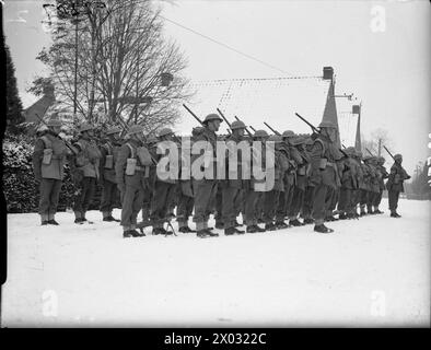 I soldati del 2nd Battalion, Royal Warwickshire Regiment, sfilano in condizioni di neve a Rumegies, in Francia, il 22 gennaio 1940. Foto Stock