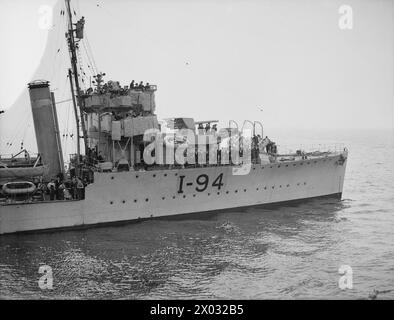 TEST SPERIMENTALI DI NUOVI LANCIATORI DI PROFONDITÀ. 27 LUGLIO 1941, A BORDO DELLA HMS WHITEHALL. I NUOVI LANCIATORI SONO MONTATI SUL FO'C'SLE DEI CACCIATORPEDINIERE E VENGONO AZIONATI DAL PONTE. - Una veduta del FO'c'SLE della HMS WHITEHALL che mostra la posizione dei lanciatori di profondità e delle dune principali Foto Stock