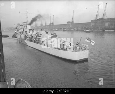 La HMS Chiddingfold, un nuovo cacciatorpediniere britannico, è fotografata il 19 settembre 1942 al King George V Dock, mostrando una vista sul porto. Foto Stock