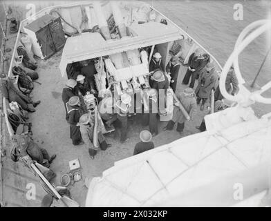 A BORDO DEL DESTROYER HMS ATHERSTONE. 7 MARZO 1942, NEI PRESSI DI PLYMOUTH. - L'equipaggio delle pistole forrard alle stazioni d'azione visto dal ponte Foto Stock