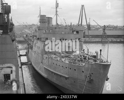 HMS INVICTA E HMS DUKE OF WELLINGTON. 22 LUGLIO 1942. - Una vista a prua sulla HMS INVICTA Foto Stock