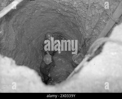 SMALTIMENTO DELLA BOMBA TEDESCA DA 1000 KG. 11 E 12 GENNAIO 1943, DEVONPORT. - Trasportare secchi di eath mentre le operazioni di pompaggio stavano procedendo dall'alto Foto Stock