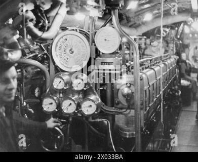 Vista interna della sala macchine a bordo del sottomarino HM Tribune a Scapa Flow nel luglio 1942, che mostra i macchinari e le attrezzature operative. Foto Stock