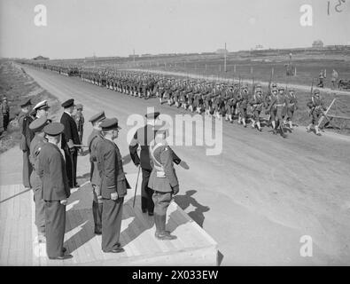 LA VISITA DEL SIGNOR CHURCHILL IN ISLANDA. 16 AGOSTO 1941, REYKJAVIK, ISLANDA. DURANTE IL VIAGGIO DI RITORNO DAL SUO INCONTRO CON IL PRESIDENTE ROOSEVELT, MISTER CHURCHILL VISITÒ L'ISLANDA. - Il primo Ministro fa il saluto al march Past dei Marines americani Foto Stock