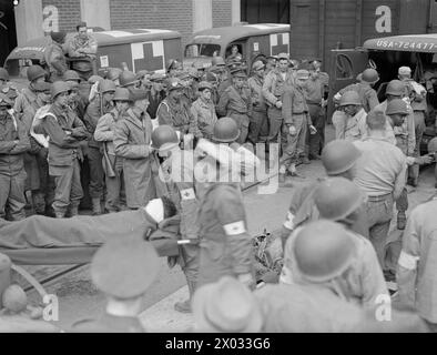 LIBERAZIONE DELL'EUROPA: LE VITTIME AMERICANE ARRIVANO AL PORTO BRITANNICO. 10 GIUGNO 1944, PORTO DI SOUTHAMPTON. Membri della Croce Rossa americana che portano soldati americani feriti a terra su barelle Foto Stock