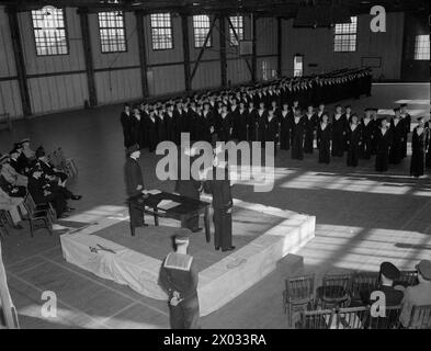 OCCASIONE NAVALE. 26 SETTEMBRE 1944, ROYAL NAVY TELEGRAPHY AND AIR GUNNERY SCHOOL, YARMOUTH, NUOVA SCOZIA, CANADA. I CANNONIERI NAVALI TELEGRAPHIST HANNO SFILATO PER RICEVERE I CERTIFICATI CHE SEGNANO IL COMPLETAMENTO RIUSCITO DEL LORO CORSO PRESSO LA SCUOLA. - Comandante i M N Mudie, RN, che presenta i certificati per il corso 58 Foto Stock