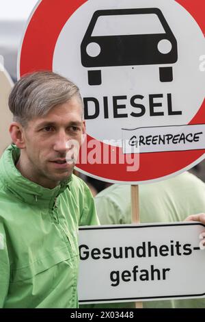 Greenpeace Greenpeace-Aktion zur Abschlusskundgebung von CDU/CSU zur Bundestagswahl 2017 mit Bundeskanzlerin Angela Merkel auf dem Marienplatz a München. Greenpeace demonstriert für eine Verkehrswende. München Bayern Deutschland *** Greenpeace Greenpeace Greenpeace azione in occasione del raduno finale della CDU CSU per le elezioni federali del 2017 con il Cancelliere Angela Merkel su Marienplatz a Monaco Greenpeace dimostra per un cambiamento nei trasporti Monaco Baviera Germania Copyright: Argumx/xThomasxEinberger Foto Stock