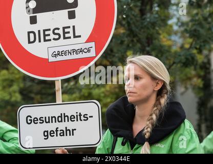 Greenpeace Greenpeace-Aktion zur Abschlusskundgebung von CDU/CSU zur Bundestagswahl 2017 mit Bundeskanzlerin Angela Merkel auf dem Marienplatz a München. Greenpeace demonstriert für eine Verkehrswende. München Bayern Deutschland *** Greenpeace Greenpeace Greenpeace azione in occasione del raduno finale della CDU CSU per le elezioni federali del 2017 con il Cancelliere Angela Merkel su Marienplatz a Monaco Greenpeace dimostra per un cambiamento nei trasporti Monaco Baviera Germania Copyright: Argumx/xThomasxEinberger Foto Stock