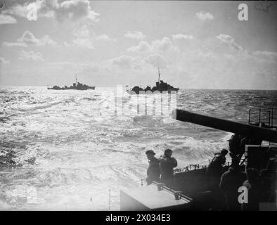 CACCIATORPEDINIERE IN MARE. 1940, A BORDO DI UN DESTROYER. - Due cacciatorpediniere che si stagliavano contro lo skyline Foto Stock