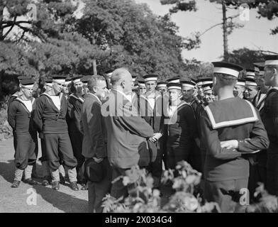 L'ALTO COMMISSARIO DELLA NUOVA ZELANDA VISITA LA HMS KING ALFRED. 20 AGOSTO 1942. - Il signor Jordan sta parlando con i neozelandesi durante la sua ispezione Foto Stock