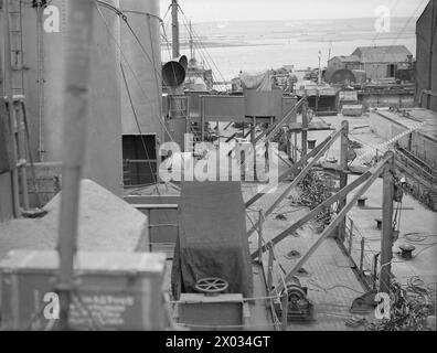 HMS INVICTA E HMS DUKE OF WELLINGTON. 22 LUGLIO 1942. - Vista dall'interno che mostra il porto della HMS DUKE OF WELLINGTON Foto Stock