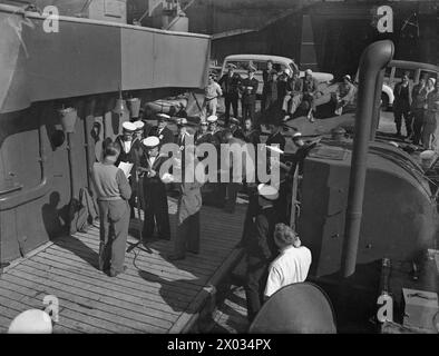 CLASSIFICAZIONE NAVALE CHE TRASMETTE PRIMA DI UN MICROFONO. 1942. Foto Stock