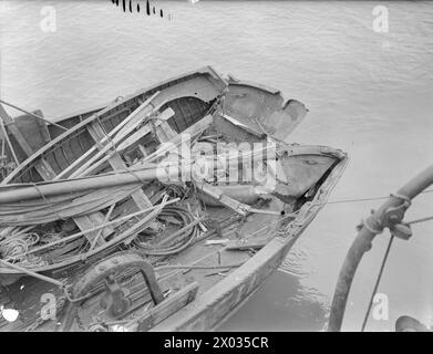 ATTACCO AL PESCHERECCIO STRATH BLARE. MARZO 1941. L'8 MARZO 1941, QUANDO LA STRATH BLARE ERA FUORI DALLA COSTA ORIENTALE DELLA SCOZIA, FU ATTACCATA DA UN BOMBARDIERE HEINKEL. L'EQUIPAGGIO FU COLTO DI SORPRESA QUANDO APPARVE PER LA PRIMA VOLTA E GIRÒ ATTORNO AL PESCHERECCIO. SI PRECIPITARONO VERSO LE PISTOLE, MA MENTRE SI TUFFAVA DI NUOVO PER MITRAGLIARE L'EQUIPAGGIO, UN'ALA COLPÌ L'ALBERO MIZZEN E SI SCHIANTÒ IN MARE. COSÌ FACENDO, PARTE DELL'ALA DI HEINKEL FU STRAPPATA E CIRCA 6 PIEDI DELL'ALBERO FURONO STRAPPATI VIA. QUANDO HA COLPITO L'ALBERO, SONO STATE SGANCIATE DUE BOMBE CHE SONO ATTERRATE SUL PONTE. QUI LA SQUADRA PER LO SMALTIMENTO DELLE BOMBE È VISIBILE Foto Stock