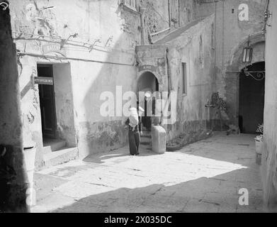 FORTEZZA ITALIANA COME CASERMA DELLA RN. DAL 12 AL 16 FEBBRAIO 1944, NAPOLI. IL FORTE DI CASTELL DELL'OVO È ORA UNA RESIDENZA TEMPORANEA PER I MARINAI BRITANNICI, L'ANTICO FORTE ERA UNA ROCCAFORTE NEMICA PRIMA DELLA CAPITOLAZIONE ITALIANA. - Uno degli ingressi degli appartamenti del forte. I nomi delle famose navi da guerra britanniche sopra le porte colpiscono una nota moderna tra gli antichi dintorni Foto Stock