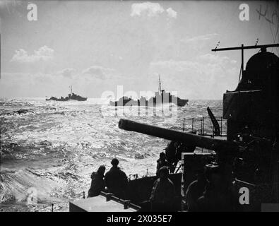 CACCIATORPEDINIERE IN MARE. 1940, A BORDO DI UN DESTROYER. - Due cacciatorpediniere che si stagliavano contro lo skyline Foto Stock