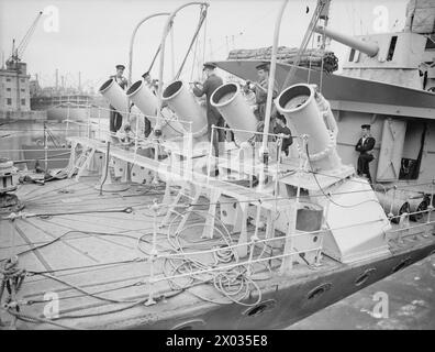 TEST SPERIMENTALI DI NUOVI LANCIATORI DI PROFONDITÀ. 27 LUGLIO 1941, A BORDO DELLA HMS WHITEHALL. I NUOVI LANCIATORI SONO MONTATI SUL FO'C'SLE DEI CACCIATORPEDINIERE E VENGONO AZIONATI DAL PONTE. - Una vista di 5 lanciatori in fila. Le cariche di profondità possono essere viste pronte, caricate nella bocca del lanciatore. I valori nominali possono essere visualizzati durante la preparazione delle cariche di profondità Foto Stock