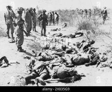 A seguito di un fallito contrattacco a Meiktila nel marzo 1945, i soldati giapponesi sono morti a terra durante la campagna birmana a Mandalay, parte delle operazioni dell'Estremo Oriente della seconda guerra mondiale Foto Stock
