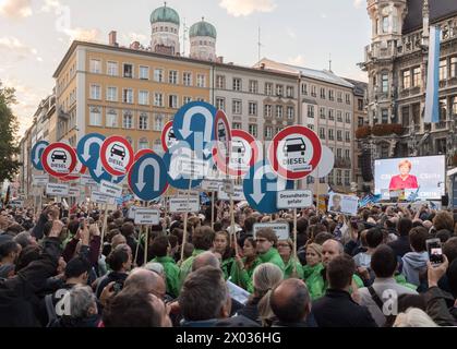 Greenpeace Greenpeace-Aktion zur Abschlusskundgebung von CDU/CSU zur Bundestagswahl 2017 mit Bundeskanzlerin Angela Merkel auf dem Marienplatz a München. Greenpeace demonstriert für eine Verkehrswende. München Bayern Deutschland *** Greenpeace Greenpeace Greenpeace azione in occasione del raduno finale della CDU CSU per le elezioni federali del 2017 con il Cancelliere Angela Merkel su Marienplatz a Monaco Greenpeace dimostra per un cambiamento nei trasporti Monaco Baviera Germania Copyright: Argumx/xThomasxEinberger Foto Stock