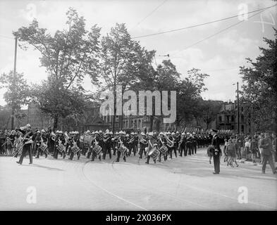 Il 4 luglio 1945 ad Amburgo, la Royal Marine Band e il distaccamento della Royal Naval marciarono attraverso la città. Il commodoro H T England ha preso il saluto. Foto Stock