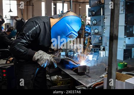 (240409) -- CHANGSHA, 9 aprile 2024 (Xinhua) -- Un lavoratore produce apparecchiature elettroniche per fuochi d'artificio presso Showven, uno dei principali produttori e fornitori di prodotti e soluzioni per effetti speciali di fascia alta, nella città di Liuyang, nella provincia di Hunan della Cina centrale, 9 aprile 2024. Negli ultimi anni, la città di Liuyang, nella provincia di Hunan, ha ampliato e rafforzato costantemente il suo settore manifatturiero avanzato, promuovendo lo sviluppo di fascia alta, intelligente ed ecologico del settore. La città ha incoraggiato e guidato attivamente le piccole e medie imprese ad accelerare i loro progressi in ke Foto Stock