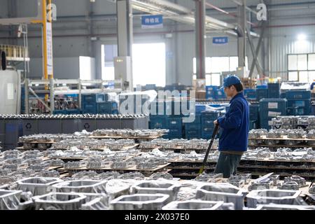 (240409) -- CHANGSHA, 9 aprile 2024 (Xinhua) -- Un uomo lavora presso Changsha Boda Technology Industry Co., Ltd, produttore e fornitore di parti di automobili, a Liuyang City, provincia di Hunan, nella Cina centrale, 9 aprile 2024. Negli ultimi anni, la città di Liuyang, nella provincia di Hunan, ha ampliato e rafforzato costantemente il suo settore manifatturiero avanzato, promuovendo lo sviluppo di fascia alta, intelligente ed ecologico del settore. La città ha incoraggiato e guidato attivamente le piccole e medie imprese per accelerare le loro innovazioni nelle tecnologie chiave e migliorare la loro core compe Foto Stock