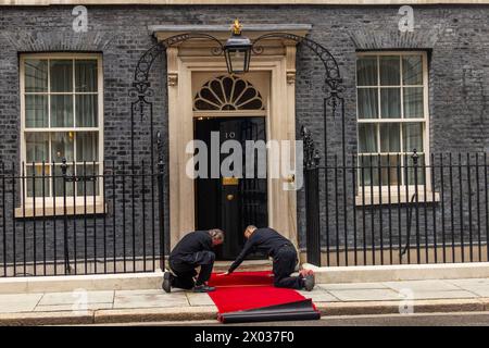 Londra, Regno Unito. 09 APRILE, 2024. Lo staff ha steso il tappeto rosso prima che Rishi Sunak, primo ministro del Regno Unito, dia il benvenuto a Paul Kagame, presidente del Ruanda al 10 di Downing Street. Credito Milo Chandler/Alamy Live News Foto Stock