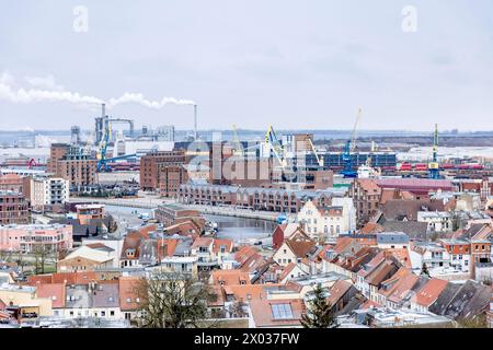 MV Werft a Stralsund 20240105tr031 Schiffswerft a Meclemburgo Vorpommern ehemalige Werft Volkswerft Stralsund Maritime industrie- und Gewerbepark Volkswerft Schiffbauhalle Stralsund Mecklenburg-Vorpommern Deutschland Germania *** cantiere MV a Stralsund 20240105tr031 cantiere navale a Mecklenft a Mecklenft Germania Mecklenft Mecklenft Mecklenft Vecklenft Veckersund Meckmmern Meckersund Mecklenft industriale a Meckersund Meckerft Germania Germania Germania Germania Germania Germania copyright: xThomasxRathayx Foto Stock