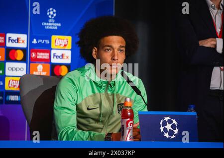 Madrid, Madrid, Spagna. 9 aprile 2024. Axel Witsel dell'Atletico Madrid parla durante la conferenza stampa un giorno prima dei quarti di finale di andata della Champions League contro il Borussia Dortmund allo stadio Civitas Metropolitano di Madrid. (Credit Image: © Alberto Gardin/ZUMA Press Wire) SOLO PER USO EDITORIALE! Non per USO commerciale! Foto Stock