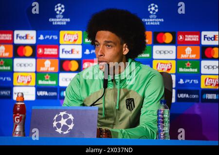 Madrid, Madrid, Spagna. 9 aprile 2024. Axel Witsel dell'Atletico Madrid parla durante la conferenza stampa un giorno prima dei quarti di finale di andata della Champions League contro il Borussia Dortmund allo stadio Civitas Metropolitano di Madrid. (Credit Image: © Alberto Gardin/ZUMA Press Wire) SOLO PER USO EDITORIALE! Non per USO commerciale! Foto Stock