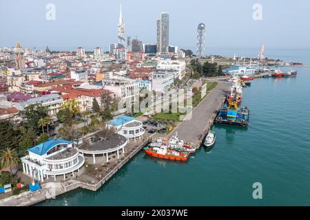 Vista aerea della passeggiata sul lungomare di Batumi e del paesaggio urbano eterogeneo catturato da un drone. Foto Stock