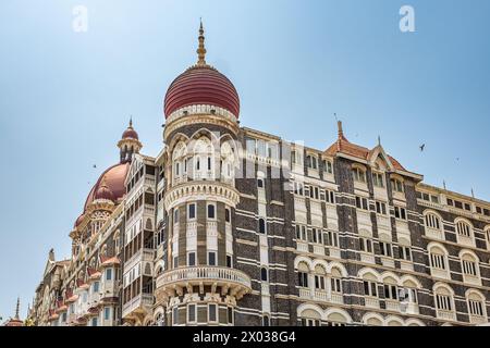 L'hotel Taj Mahal, famoso edificio della parte turistica di Mumbai, India. Facciata dell'hotel Taj Mahal Palace nel quartiere di Colaba. Foto di viaggio, vista sulla strada Foto Stock