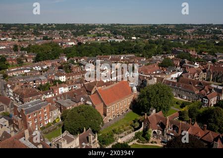 Vista a nord-ovest della King's School di Canterbury dalla Bell Harry Tower of Canterbury Cathedral Foto Stock