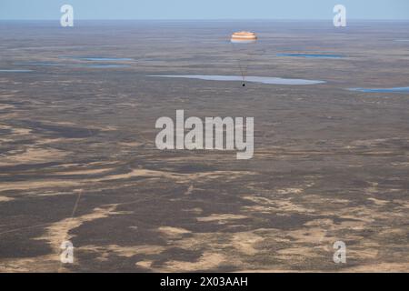 Zhezkazgan, Kazakistan. 6 aprile 2024. Il veicolo spaziale Soyuz MS-24 torna sulla Terra mentre scende con il paracadute per il touchdown, il 6 aprile 2024, vicino alla città di Zhezkazgan, Kazakistan. L'astronauta della NASA Loral o'Hara, il cosmonauta Roscosmos Oleg Novitskiy e il partecipante al volo spaziale bielorusso Marina Vasilevskaya sono tornati sani e salvi dalla stazione spaziale Internazionale. Crediti: Bill Ingalls/NASA/Alamy Live News Foto Stock