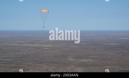 Zhezkazgan, Kazakistan. 6 aprile 2024. Il veicolo spaziale Soyuz MS-24 torna sulla Terra mentre scende con il paracadute per il touchdown, il 6 aprile 2024, vicino alla città di Zhezkazgan, Kazakistan. L'astronauta della NASA Loral o'Hara, il cosmonauta Roscosmos Oleg Novitskiy e il partecipante al volo spaziale bielorusso Marina Vasilevskaya sono tornati sani e salvi dalla stazione spaziale Internazionale. Crediti: Bill Ingalls/NASA/Alamy Live News Foto Stock