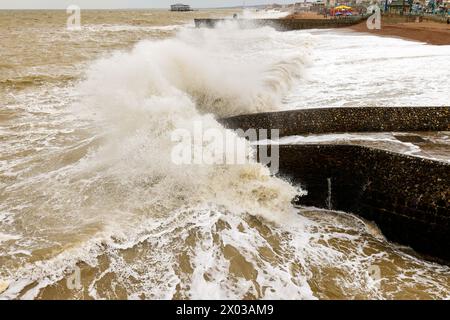 Brighton, città di Brighton & Hove, East Sussex, Regno Unito. Le grandi onde con l'alta marea battono la costa meridionale a pranzo sulla spiaggia di Brighton. 9 aprile 2024 David Smith/Alamy Live News Foto Stock