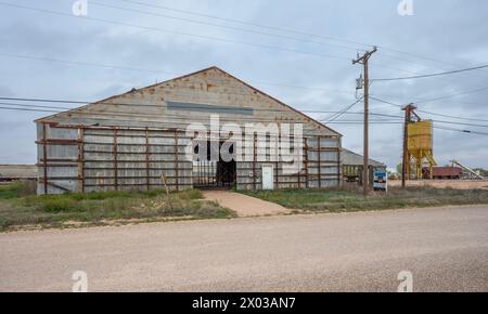 Magazzino di metallo abbandonato accanto alla ferrovia nella città di Seagraves, Texas, Stati Uniti Foto Stock