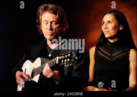 Der amerikanische Jazz-Gitarrist Dominic Miller mit der Sängerin Joyce van de Pol in der Essener Erlöserkirche. Il chitarrista jazz americano Dominic Miller con il cantante Joyce van de Pol ad Essen. Essen NRW DEUDEGERMANYDEUTSCHLANDALLEMAGNE Foto Stock