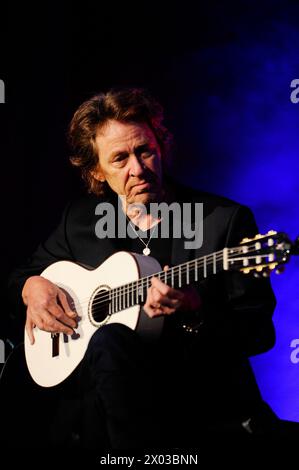 Der amerikanische Jazz-Gitarrist Dominic Miller in der Essener Erlöserkirche. Il chitarrista jazz americano Dominic Miller ad Essen. Essen NRW DEUDEGERMANYDEUTSCHLANDALLEMAGNE Foto Stock