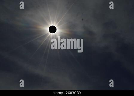 Solar Eclipse in Canada l'8 aprile. Mostra la luna che copre la maggior parte del sole. Foto Stock