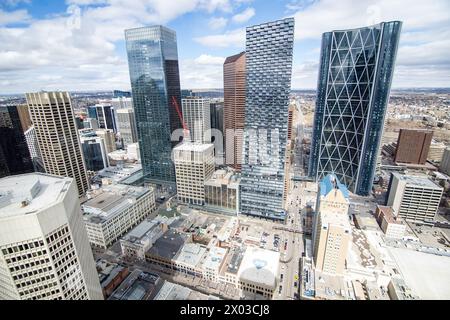 Calgary, Alberta Canada, 3 aprile 2024: Veduta aerea degli edifici e del paesaggio urbano del centro città che si affaccia su Center Street e sui luoghi di interesse più famosi di un Canadian C. Foto Stock