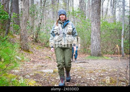 Stati Uniti: 04/04/2024; pesca con la mosca sul North Creek vicino a Buchanan Virginia. Foto Stock