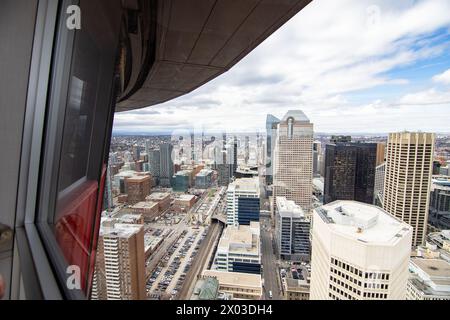 Calgary, Alberta Canada, 3 aprile 2024: Finestre della Calgary Tower affacciate sul paesaggio urbano del centro e alti edifici per uffici con famosi monumenti. Foto Stock