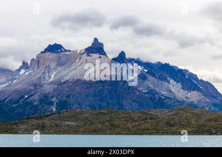 Torres del Paine Cordillera massiv in Patagonia, Cile. Montagne delle Ande bellissimo paesaggio in una giornata di sole con nuvole. Trekking in Patagonia cilena Foto Stock