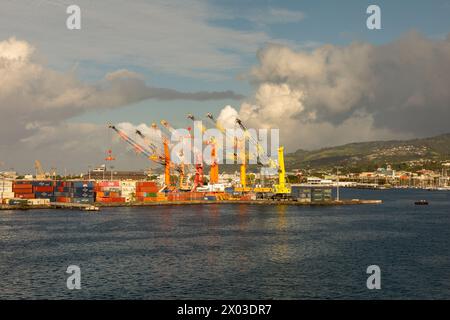 Il colorato porto di Papeete, la capitale della Polinesia francese, sull'isola di Tahiti. Foto Stock